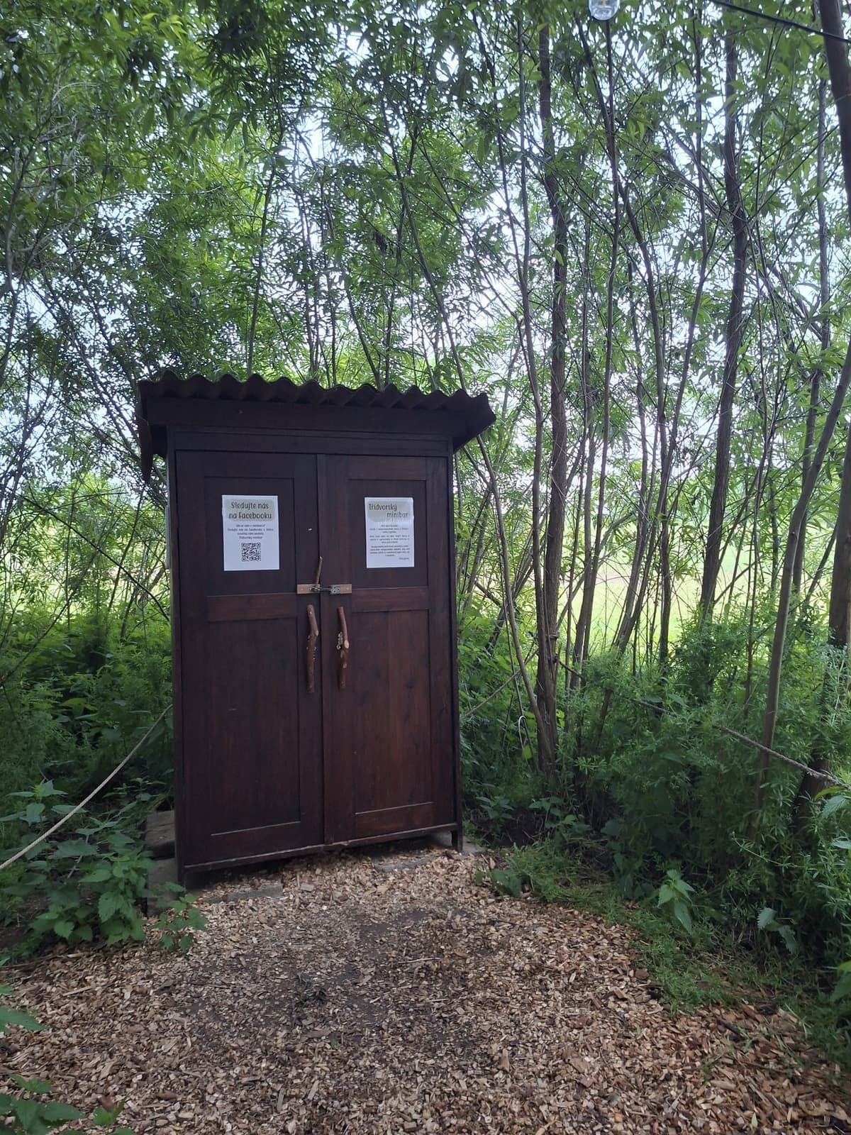 Dřevěná skříň Třídvorského minibaru v lese