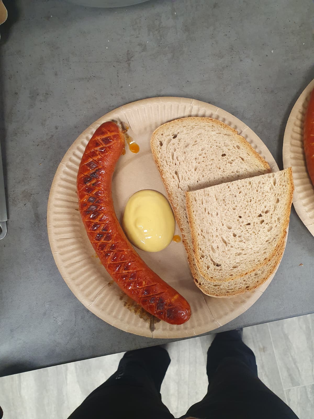 Grilovaná klobása s chlebem