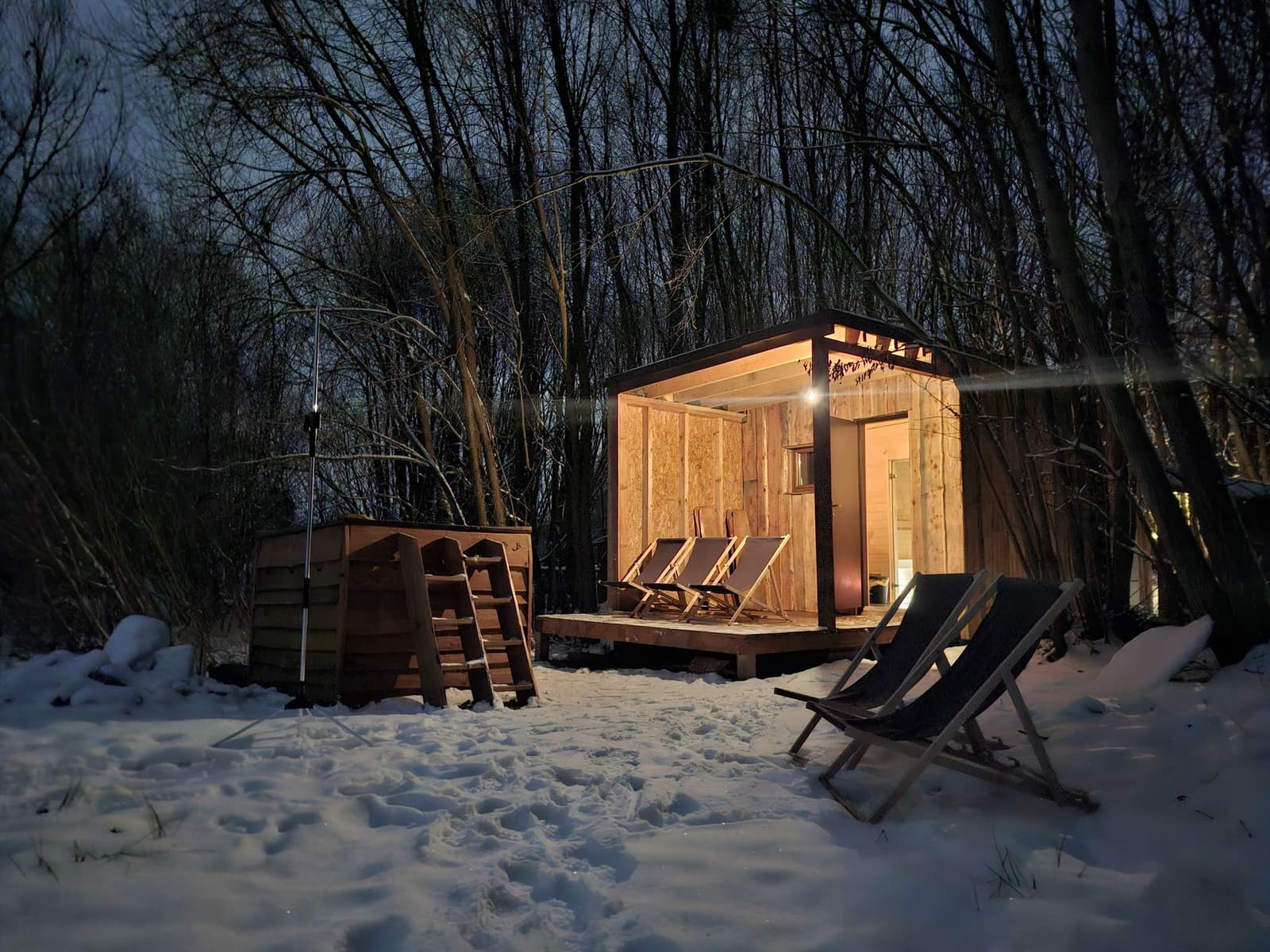 Lesní sauna v zimě, večer